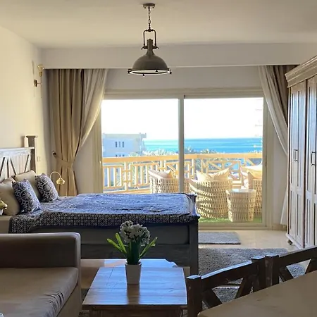 Vintage Sea View Apartment